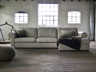 Corner sofa Clarisse with round armrests in a light beige fabric