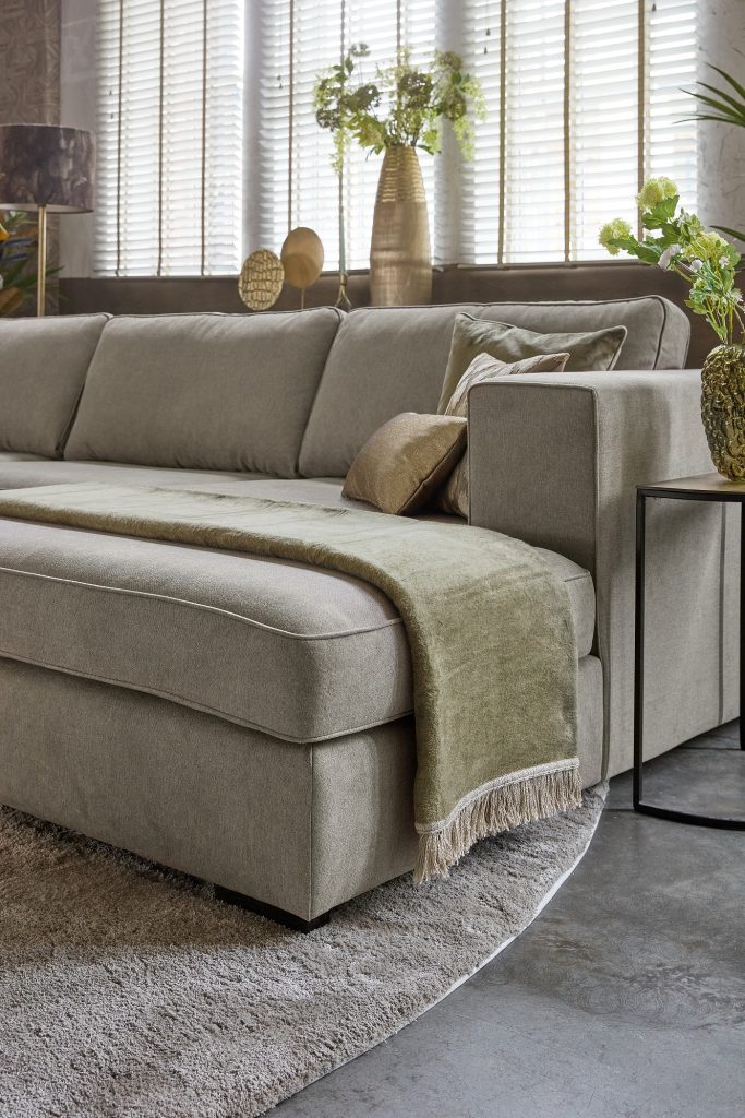 dettaglio del divano angolare Michelle in tessuto beige con decoro naturale