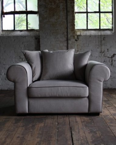 Poltrona / divanetto rurale in tessuto grigio beige con cuscini schienale.