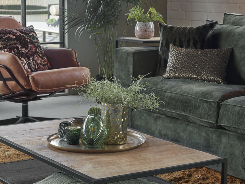 Annabelle-Sofa aus grünem Samtstoff mit ockergelbem Teppich und cognacfarbenem Sessel