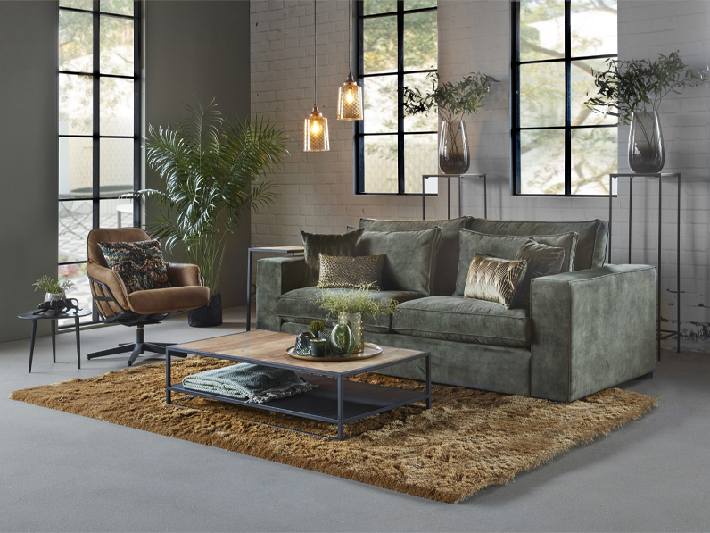 Annabelle-Sofa aus grünem Samtstoff mit ockergelbem Teppich