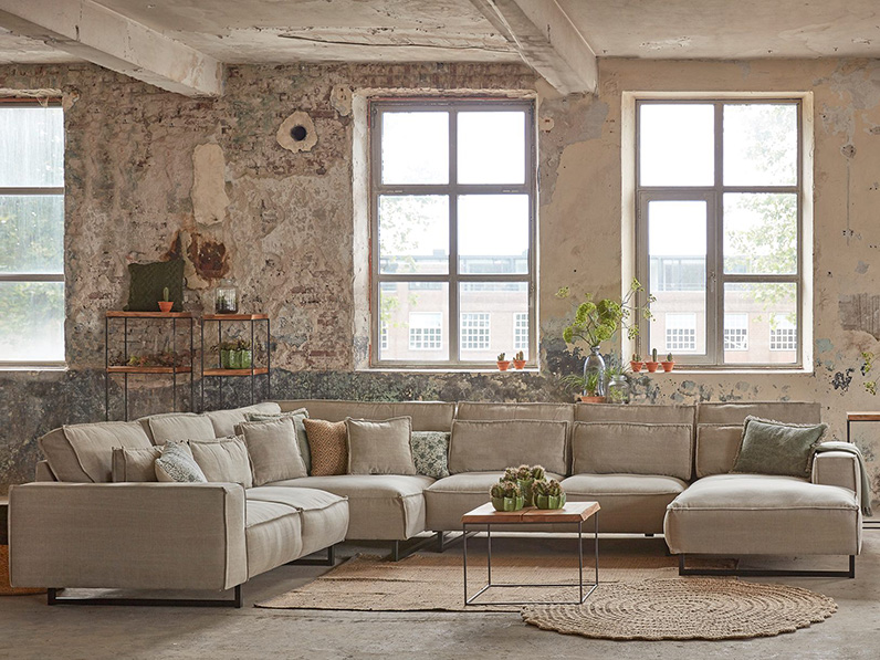 Obývací pokoj Diane, prostorná rohová pohovka z béžové „přírodní“ látky s bederními polštáři