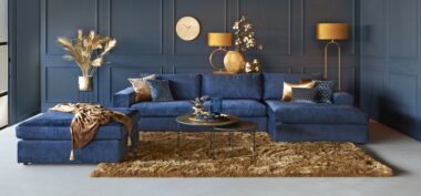 أريكة زاوية فيكتوريا مع مسند، من القماش الأزرق المخملي.