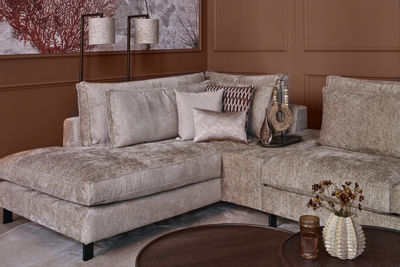 Dunkelbeiges Ecksofa Gigi mit strukturiertem Stoffbezug, erhältlich bei Room 108