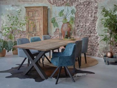 jídelní stůl Velký strom s dřevěnou X-nohou a židlemi