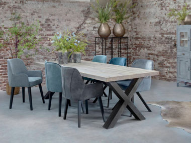 jídelní stůl Velký rovný s dřevěnou X-nohou a židlemi.