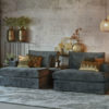 Loungesofa Annabelle Double Lazy ist ein Sofa mit 2 Longchair-Elementen und einem Zwischenelement. In Samtwaldgrün.