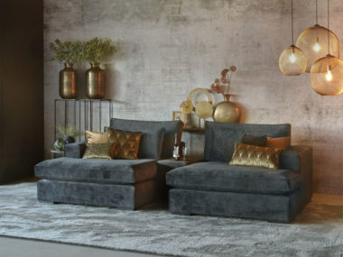 Loungesofa Annabelle Double Lazy ist ein Sofa mit 2 Longchair-Elementen und einem Zwischenelement. In Samtwaldgrün.