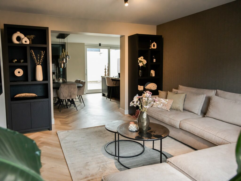 Un aperçu d'un intérieur naturel et élégant avec le canapé d'angle beige Annabelle de Room108.