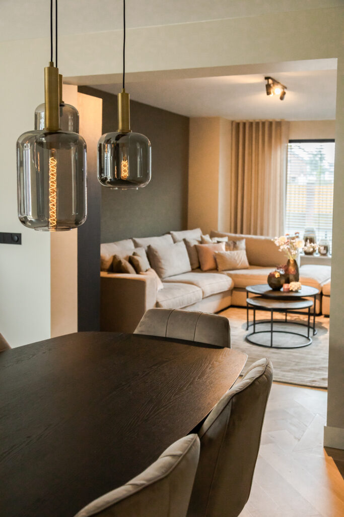 Design elegante e naturale, vista interna con divano angolare Annabelle beige.