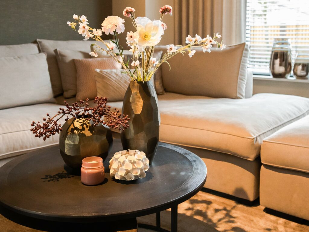 Un aperçu d'un intérieur naturel et élégant avec le canapé d'angle beige Annabelle de Room108.