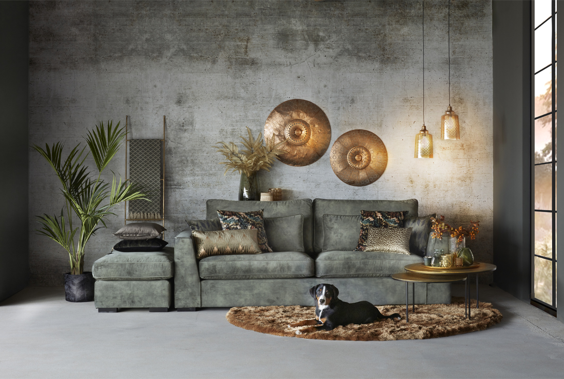 Interieur in Grün und Gold mit Sofa und Hocker Jolie