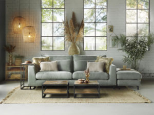 3-Sitzer-Sofa Carmen mit Ottomane in Eukalyptusgrün mit Teppich