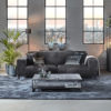 Maßgeschneiderter Teppich Cassio in graublauer Farbnummer 24. mit einem grauen 3-Sitzer-Sofa.