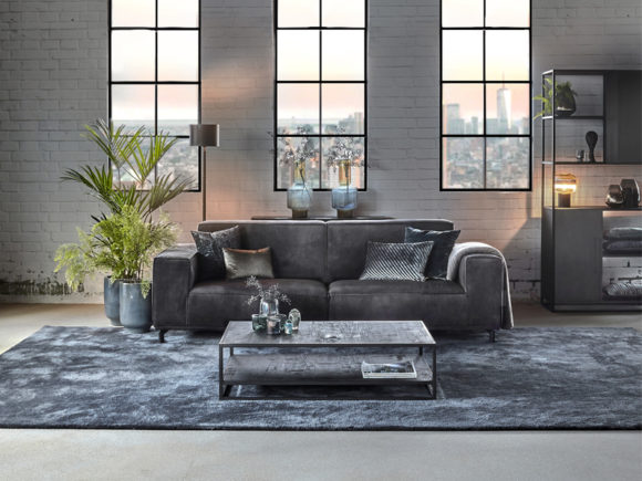 Maßgeschneiderter Teppich Cassio in graublauer Farbnummer 24. mit einem grauen 3-Sitzer-Sofa.