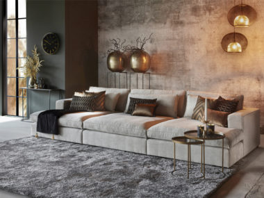 Kundenspezifischer Teppich Landro in einer grauen Farbe Nummer 22. mit einem Lounge-Sofa