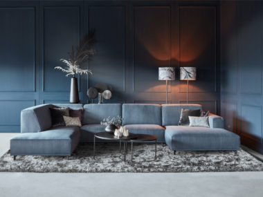 Kundenspezifischer Teppich Marino in einer warmen grauen Farbe Nummer 22. mit einem blaugrauen Ecksofa.