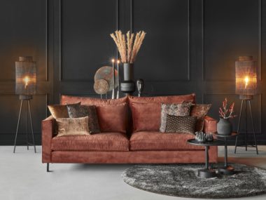 3-seater sofa Gigi in copper velvet fabric with round rug and decorative cushions