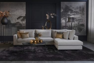 أريكة زاوية كلير مصنوعة من قماش خفيف. تصميم داخلي مع إكسسوارات أنيقة باللون البني والذهبي والفندقي.