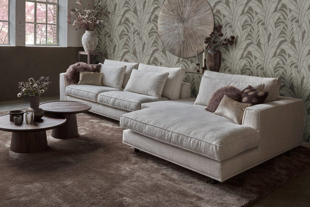 Corner sofa Claire in a light natural fabric. With natural decoration and a large rug.