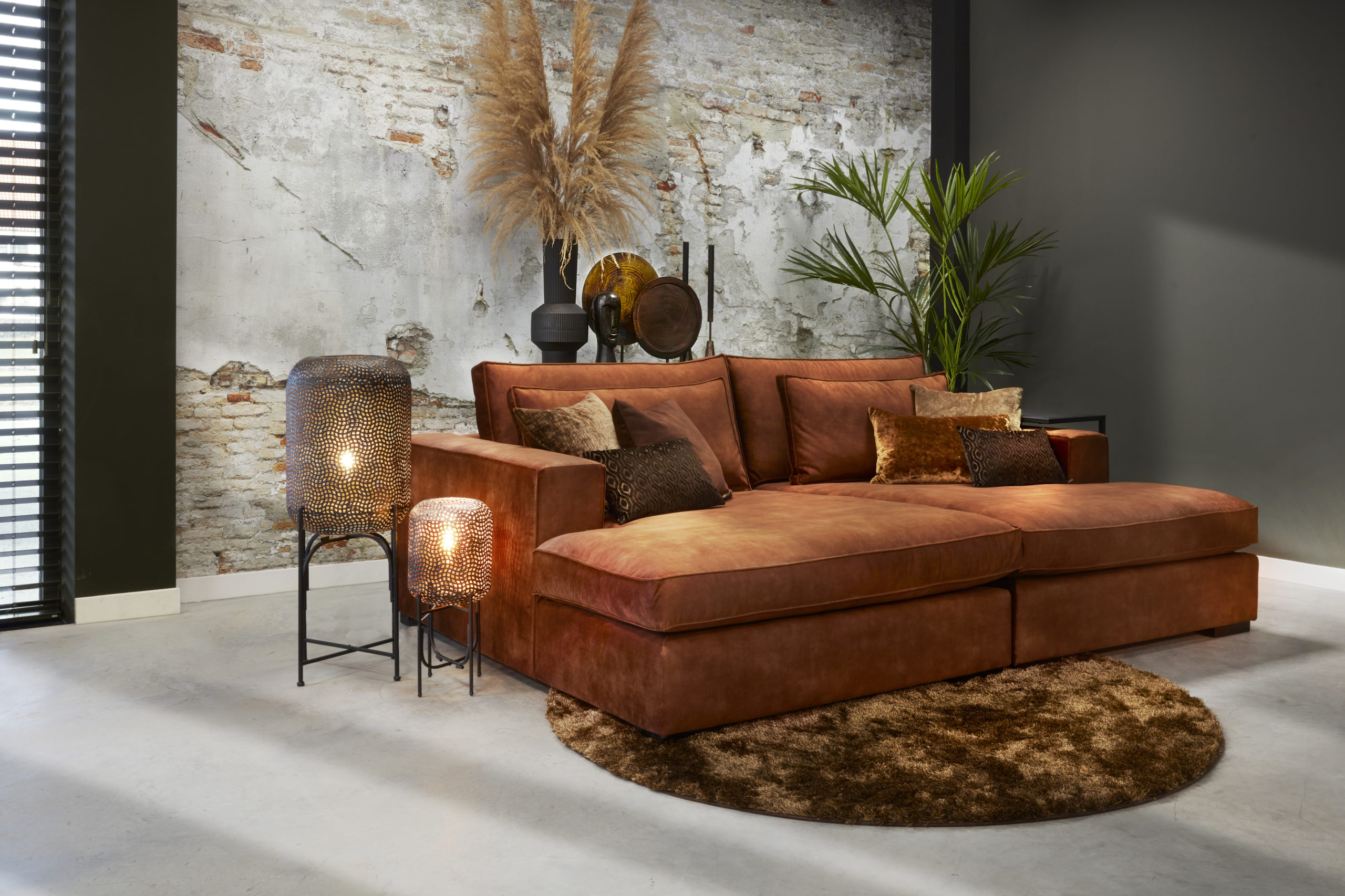 Lounge sofa Annabelle double lazy, in a copper-colored velvet fabric.