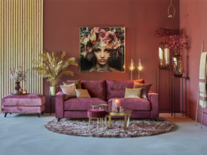 3místná pohovka Cloë s otomanem v růžové barvě s kulatým koberečkem a ozdobnými polštáři