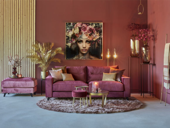 3-Sitzer-Sofa Cloë mit Ottomane in Rosa mit rundem Teppich und dekorativen Kissen