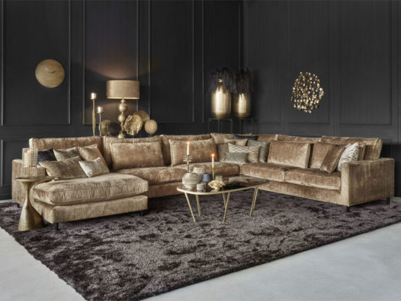 Corner sofa / Living area with many seats in a gold-colored (brandy) soft fabric.