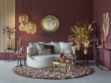 Lounge sofa adèle curve, pohovka oblých tvarů a kulatý koberec. růžové a zlaté dekorace.