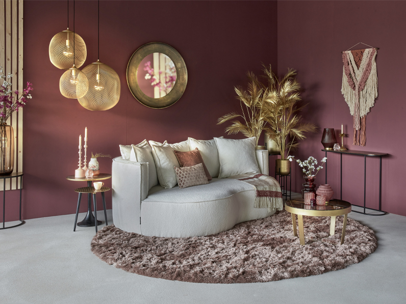 Lounge sofa adèle curve, pohovka oblých tvarů a kulatý koberec. růžové a zlaté dekorace.