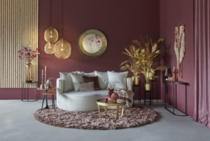 Růžový interiér s plyšovou pohovkou Adele