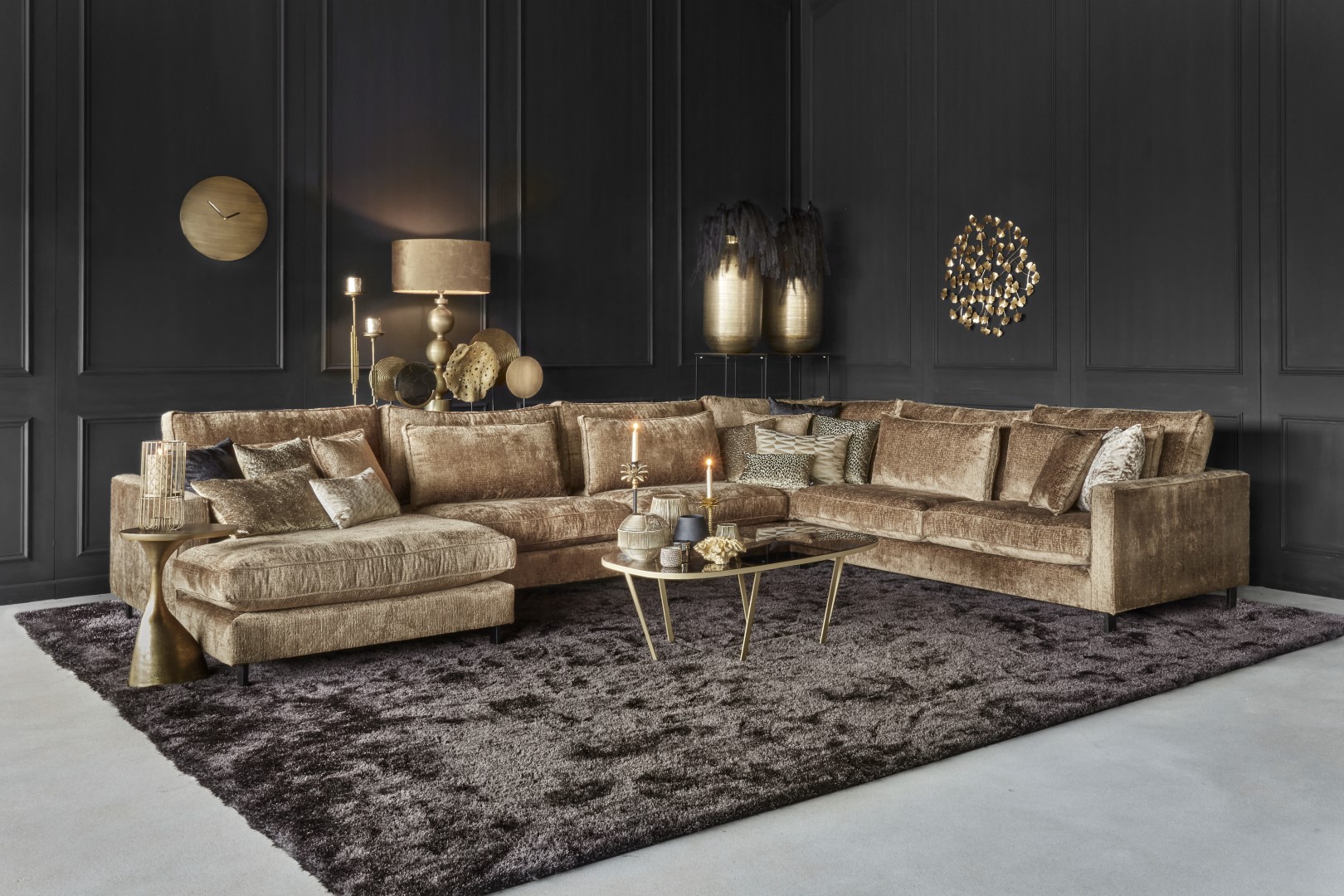 Obývací pokoj ve zlaté barvě s tmavě šedým kobercem