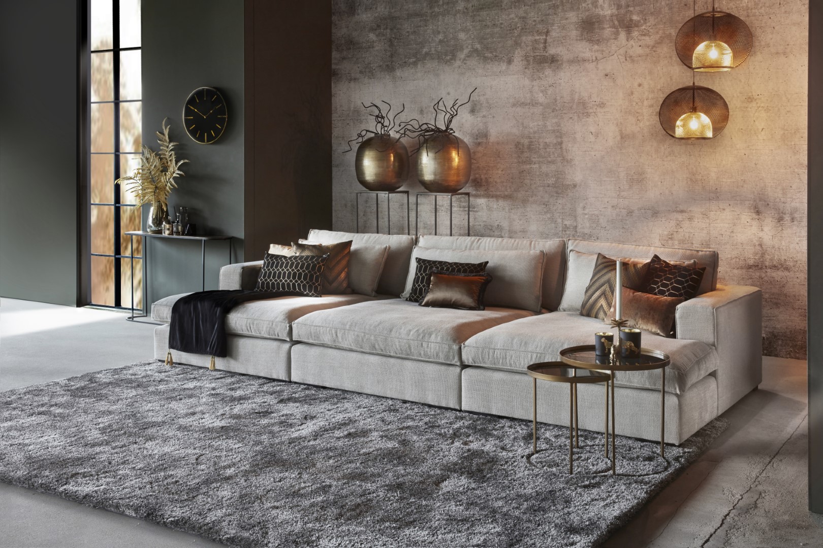 Leichtes Dreisitzer-Sofa, tiefer Sitz mit Kissen, karierte und goldene Tische