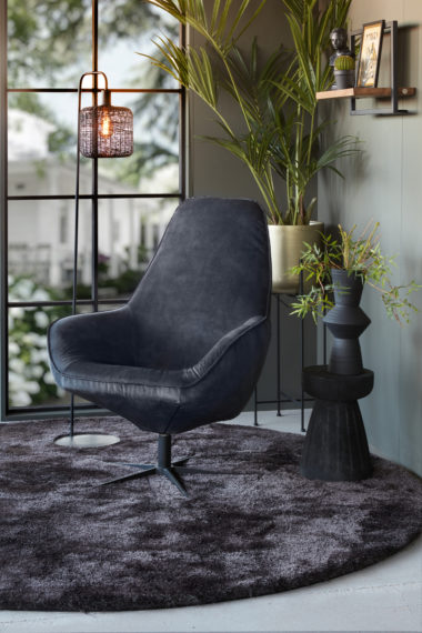 Swivel armchair in anthracite with black star leg, with round rug.