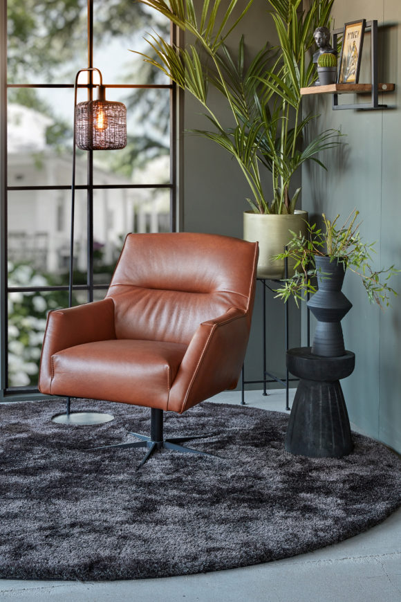 Armchair Tommy in brown leather with a black star base