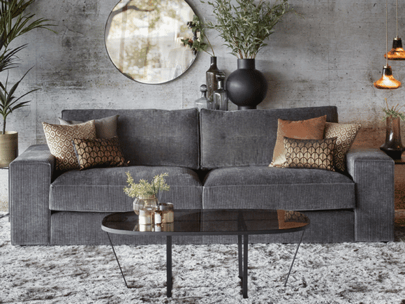 3,5-Sitzer-Sofa Noëlle aus grauem geripptem Stoff mit Teppich und dekorativen Kissen