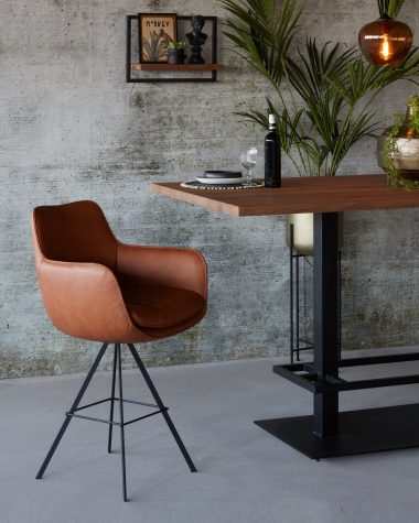 Hnědá kožená barová židle Max-X (66 cm) u dřevěného barového stolu