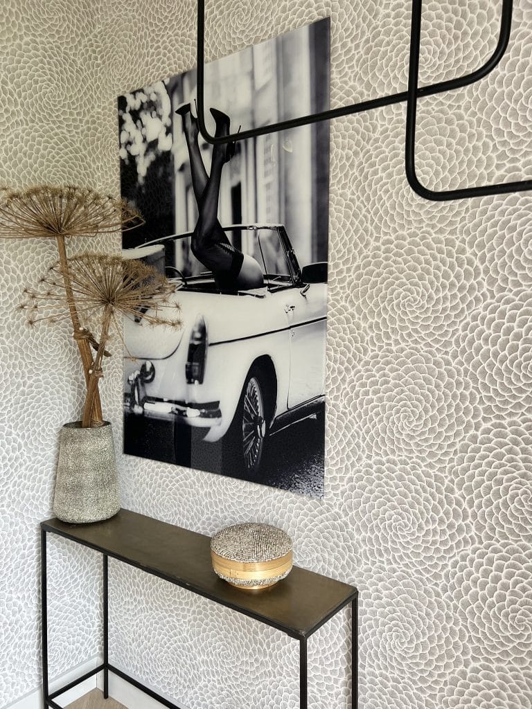 Wallpaper with black and gold accessories