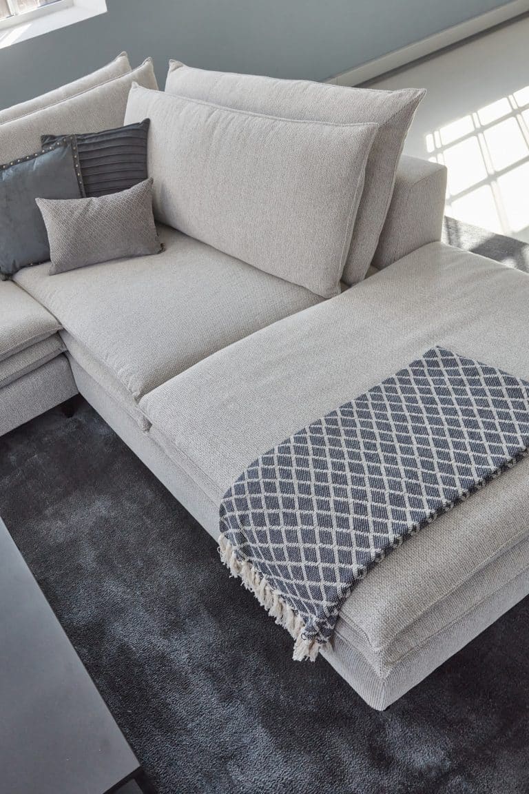 Details Hoekbank Nadine met dubbele rug- en zitkussens in een lichte beige / grijze stof