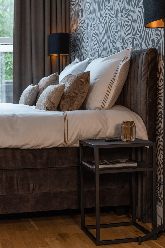 صندوق زنبركي Milou مصنوع من قماش أنثراسايت مخملي مع سرير أريكة