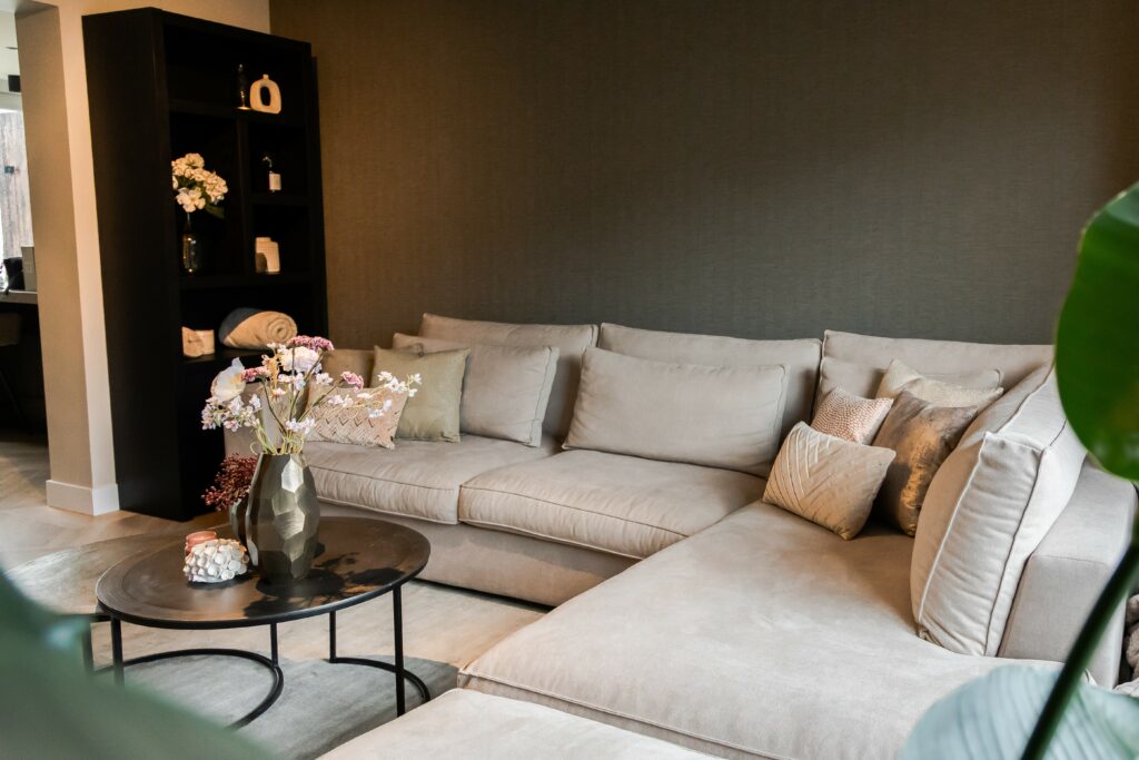Design élégant et naturel, vue intérieure avec canapé d'angle Annabelle beige.