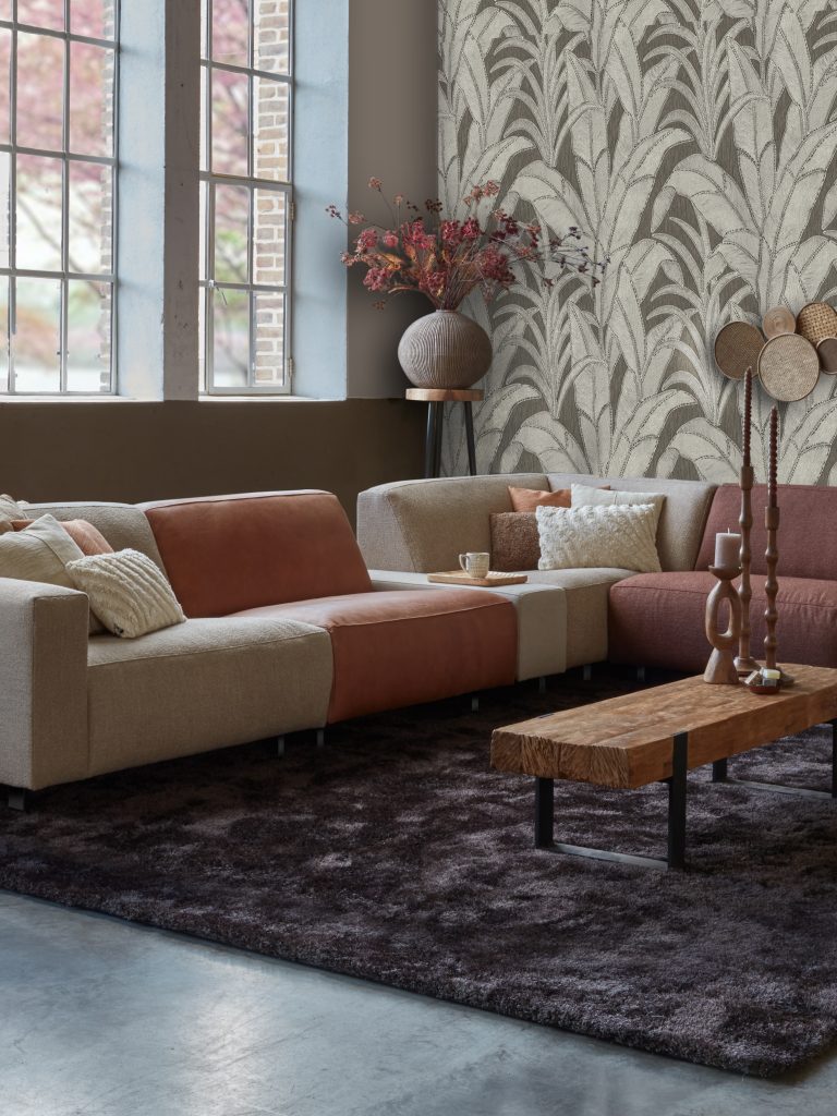 Hoekbank / elementenbank in diverse stoffen en kleuren per element. Natuurlijke sfeer met houten meubels en een groot vloerkleed.