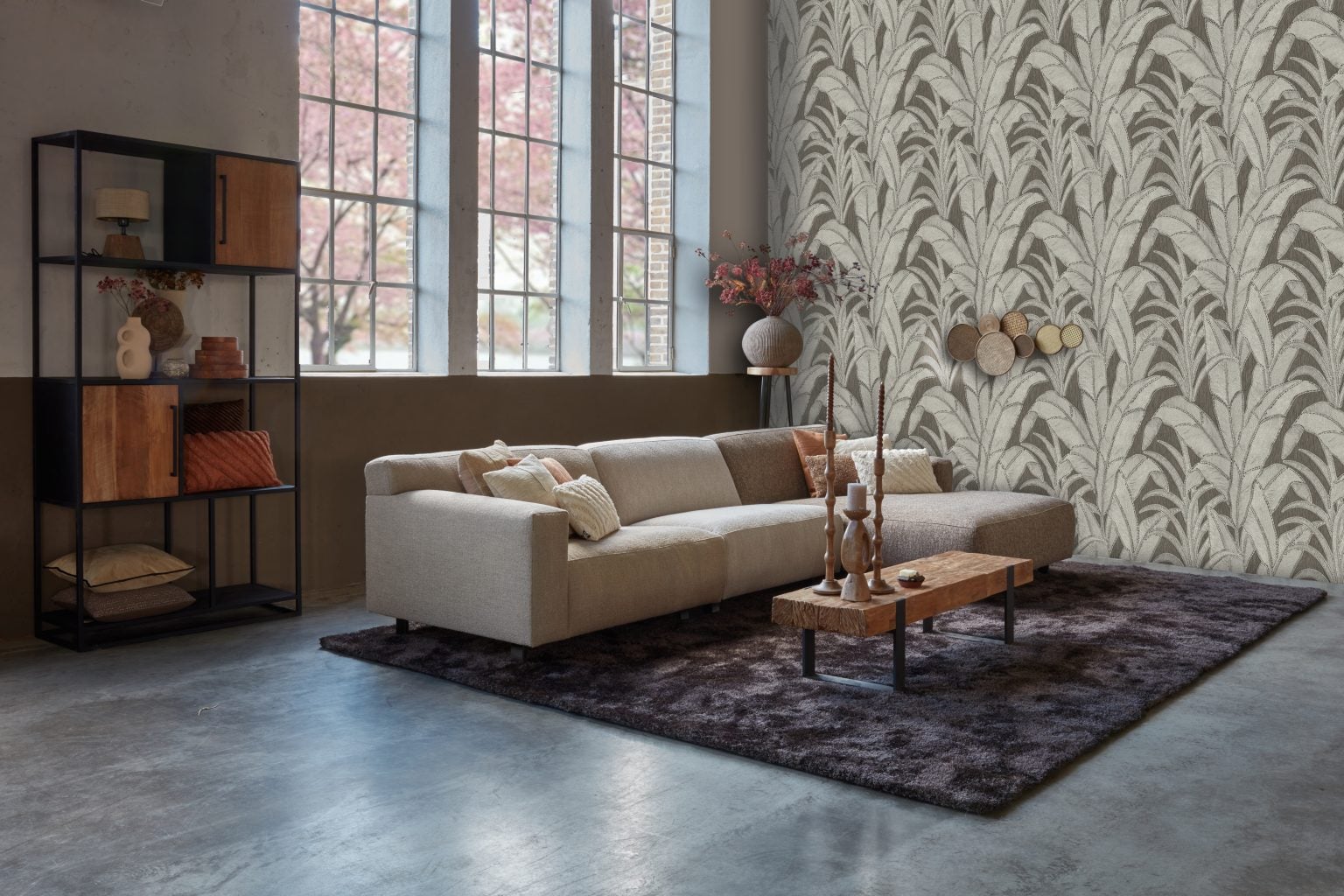 Hoekbank / elementenbank Axelle in diverse stoffen en kleuren per element. Natuurlijke sfeer met houten meubels en een groot vloerkleed.