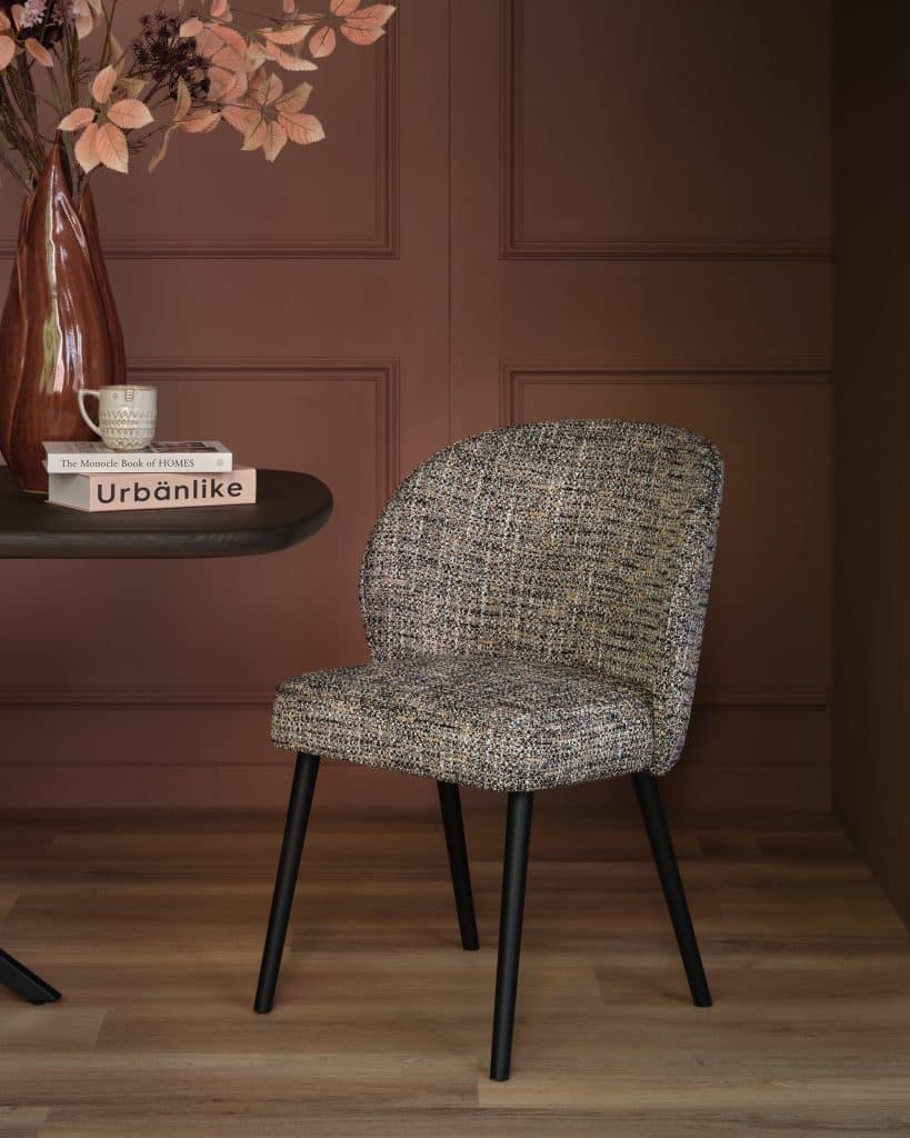 Chaise de salle à manger dans un luxueux tissu bleu gris. Avec des pattes noires.