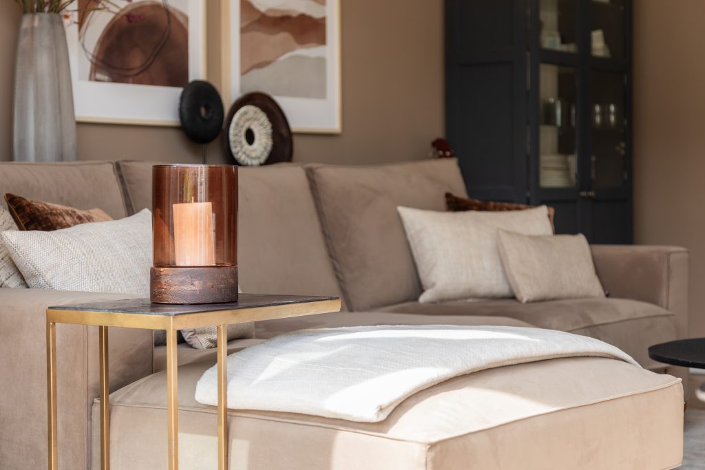 image agrandie d'un canapé d'angle beige dans un joli salon