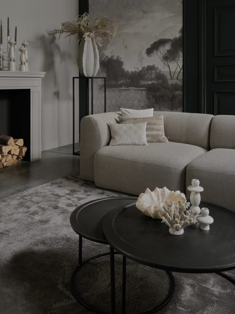 Photo détail du canapé sectionnel Emanuelle en tissu naturel avec décoration noir et beige.