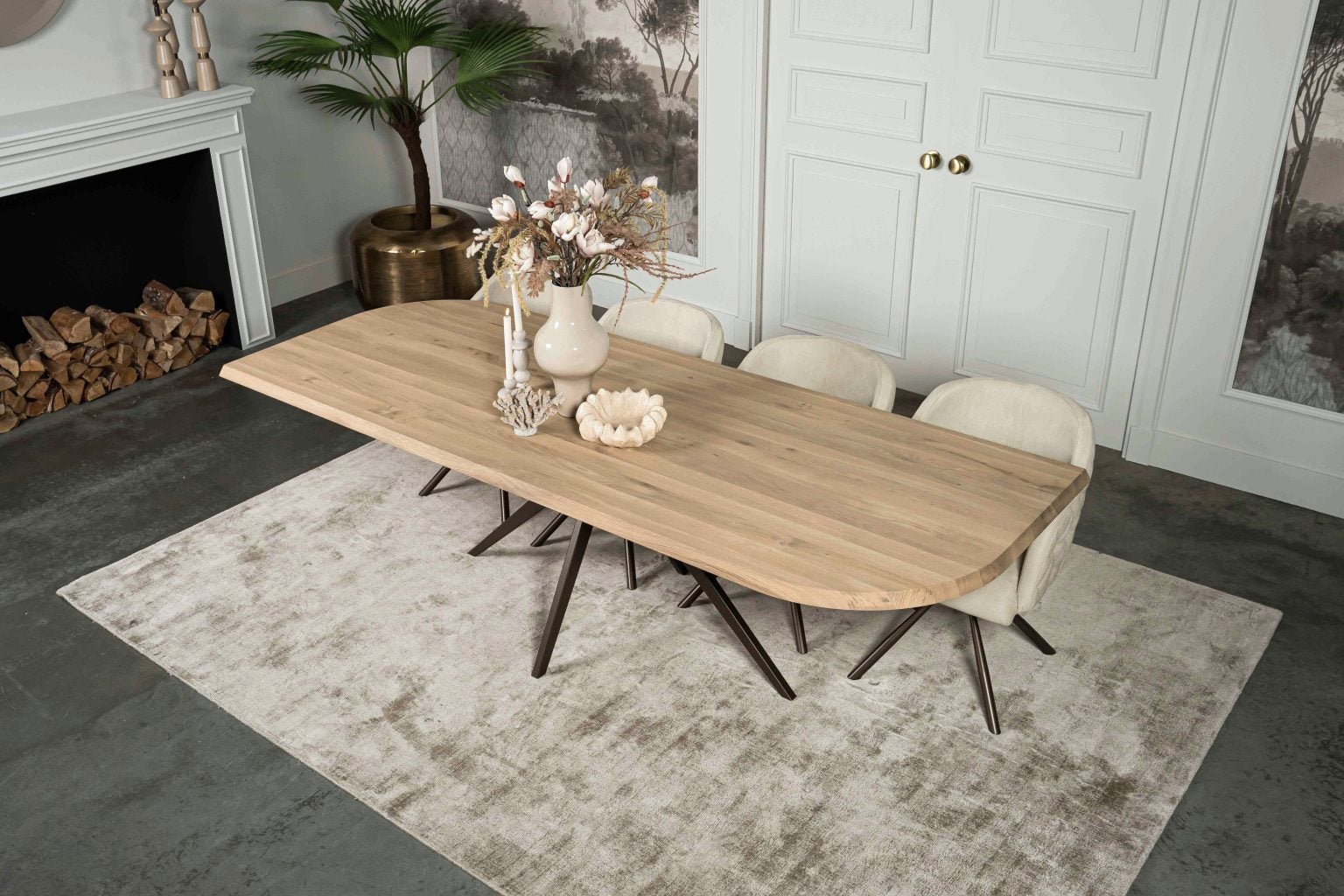 Voici l'une de nos nombreuses combinaisons de tables. Avez-vous repéré un autre pied que vous aimeriez associer à ce plateau ou inversement ? Mélangez et assortissez, c'est possible ! Venez visiter l'un de nos magasins et découvrez toutes les possibilités. Vous souhaitez découvrir une variante de la table Cannes en magasin ? N'hésitez pas à vous rendre à : Room108 Amsterdam Whoon Oisterwijk