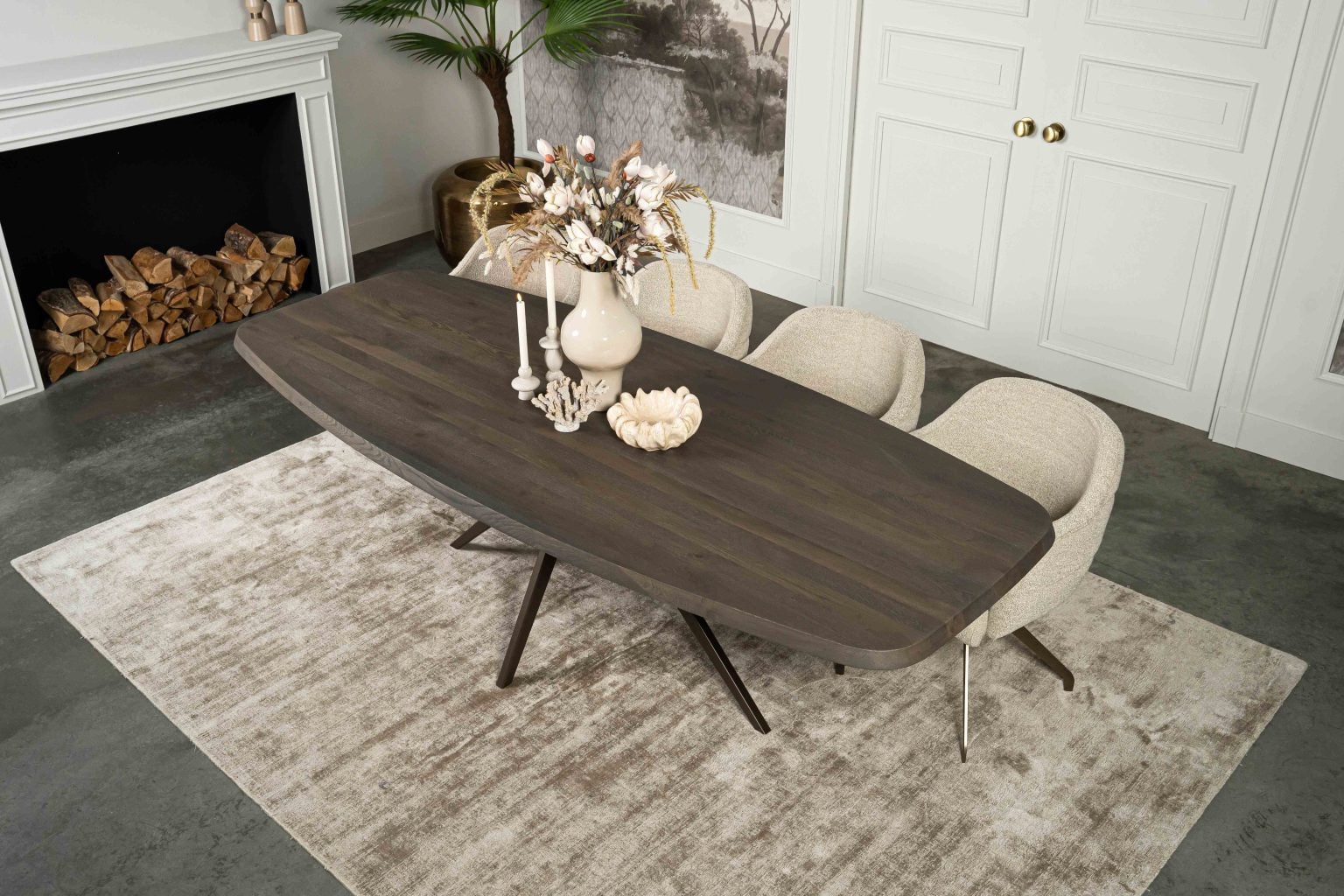 De Deens ovale eettafel Montpellier met een taps toelopende Spinpoot van Room108.