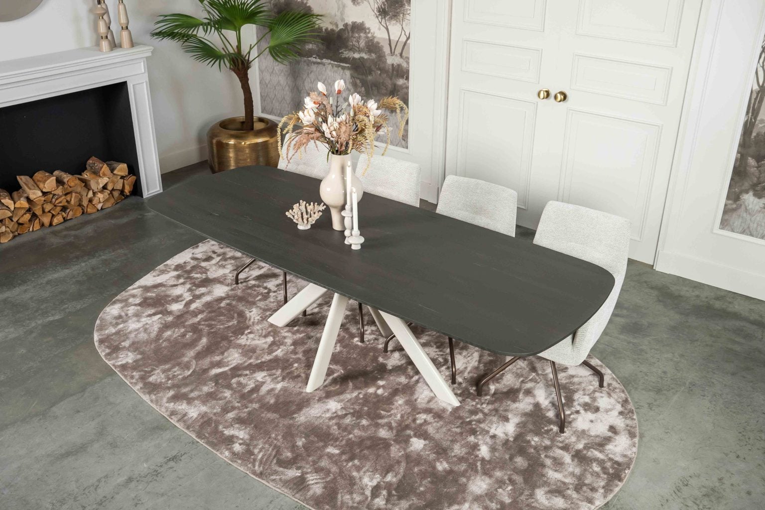 De Deens ovale slanke eettafel Bordeaux met ovale spinpoot van Room108.