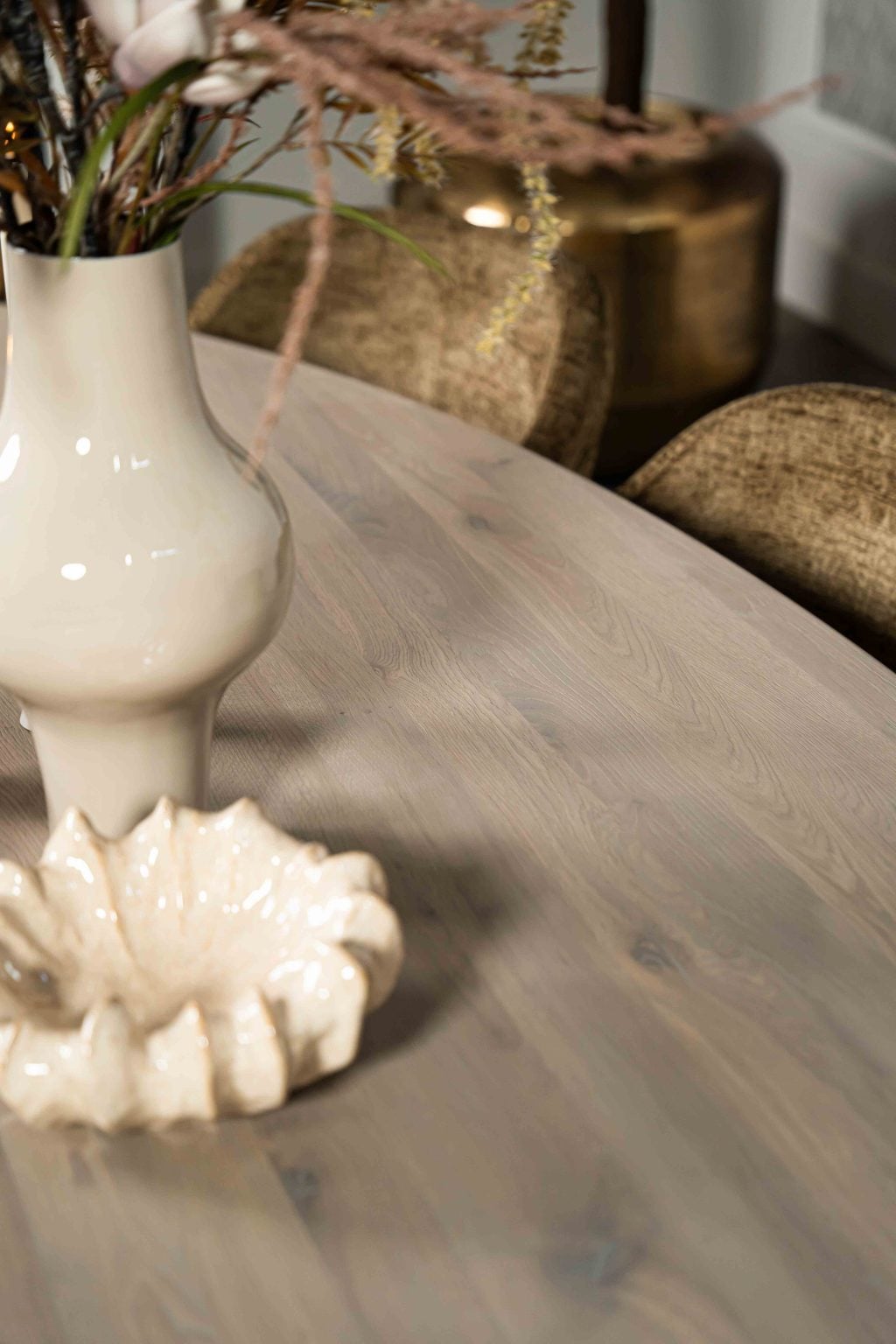 De ovale eettafel Marseille met een spinpoot koker ovaal van Room108.